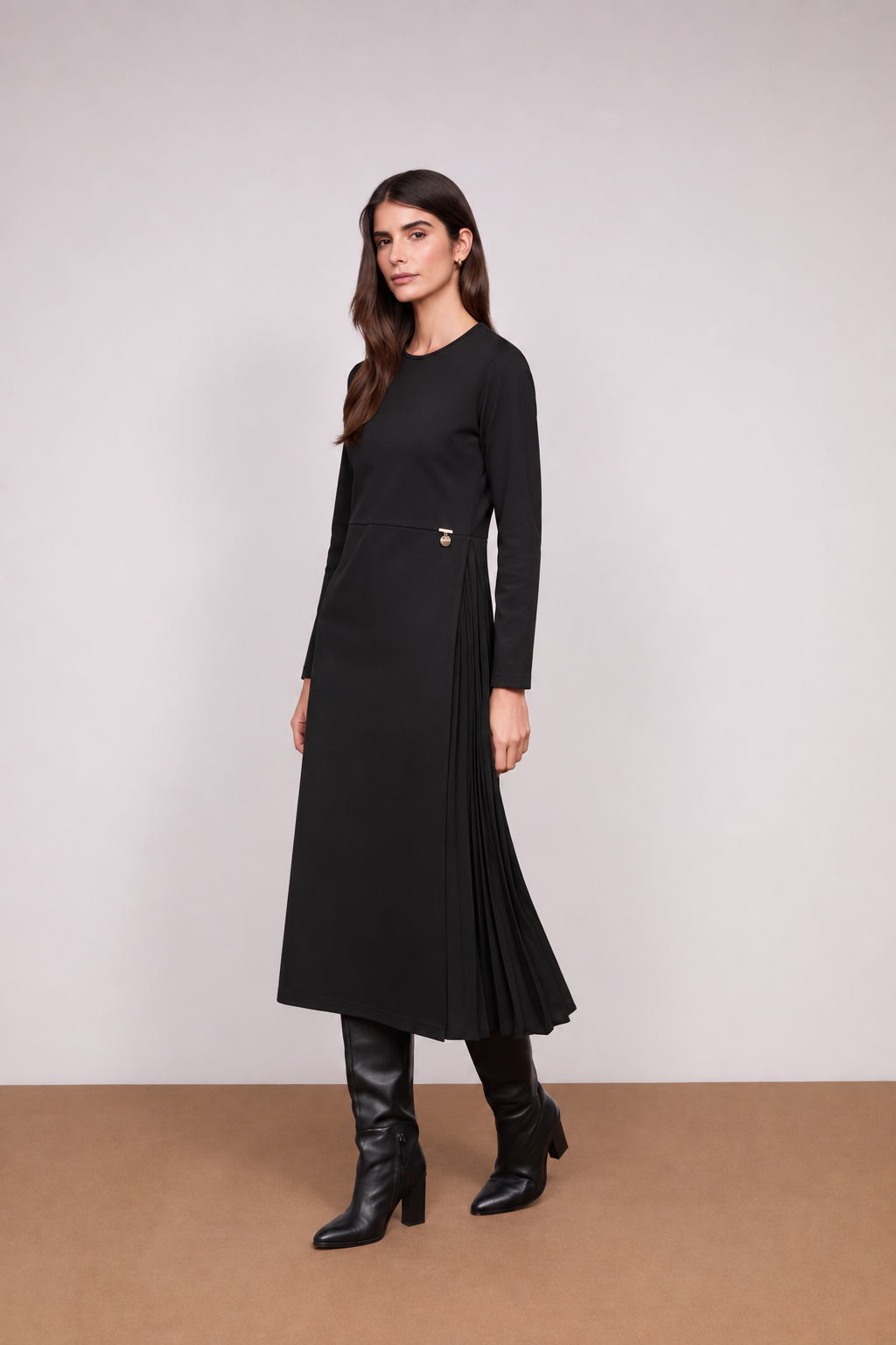 Vestido com Plissado Lateral — Preto