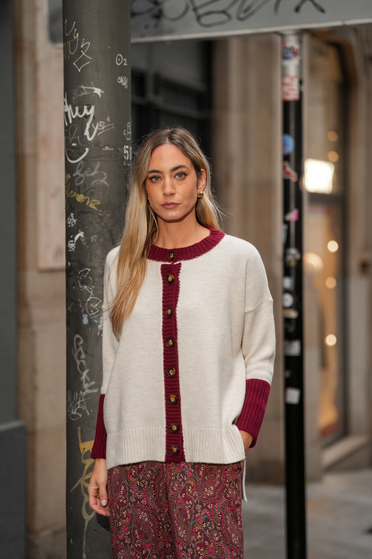 Two-tone coat with buttons.