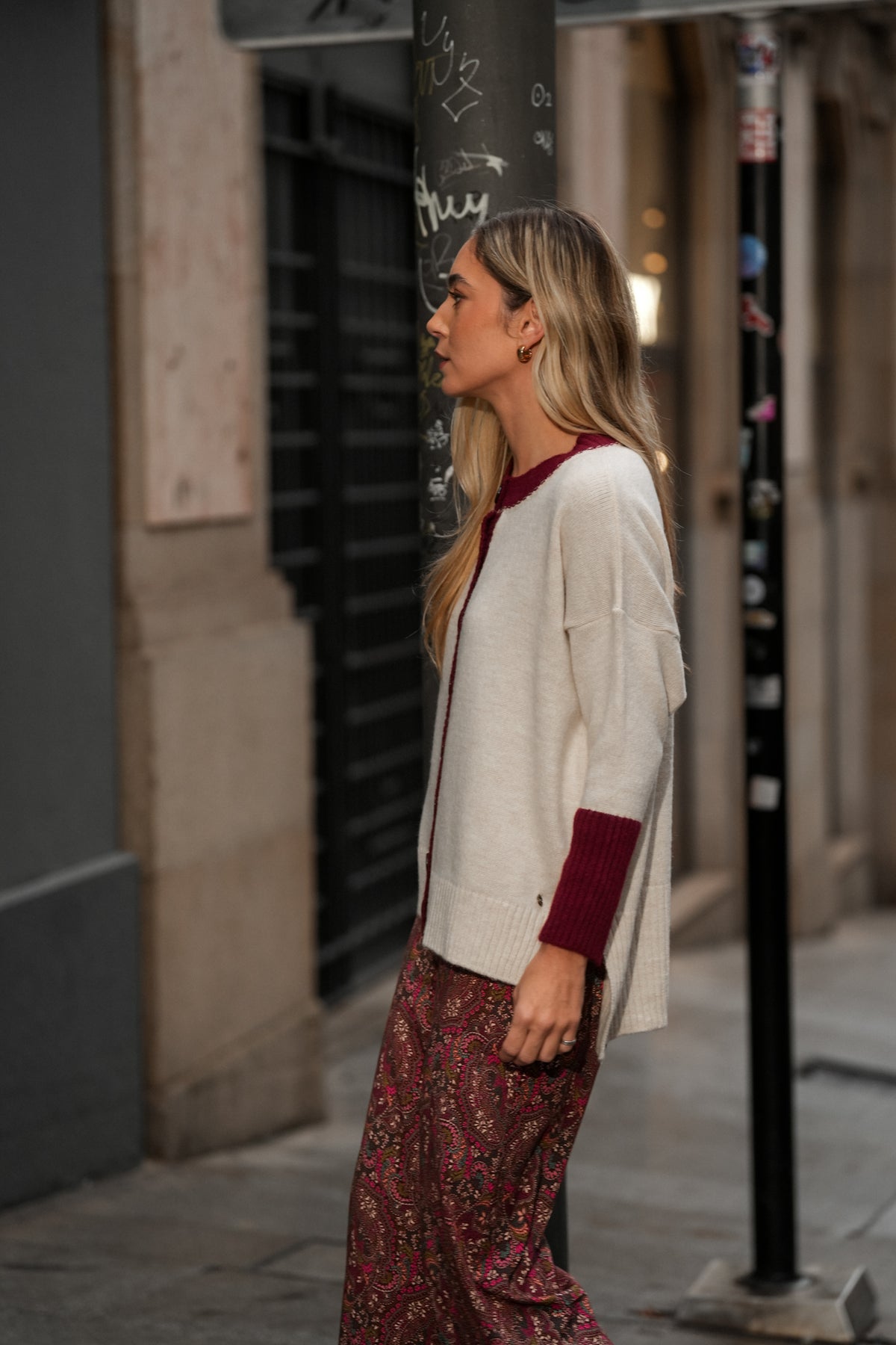 Two-tone coat with buttons.