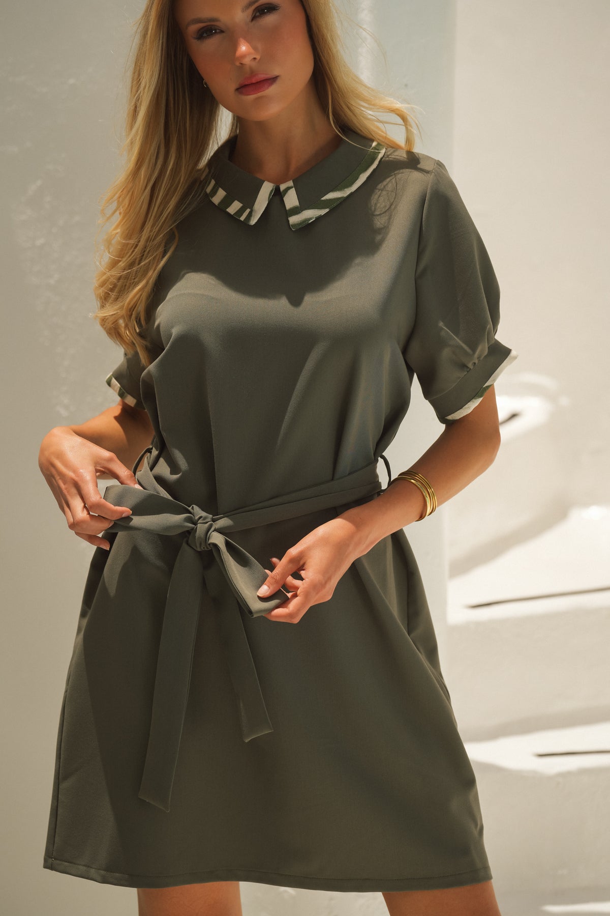 Vestido Curto com Gola e Cinto