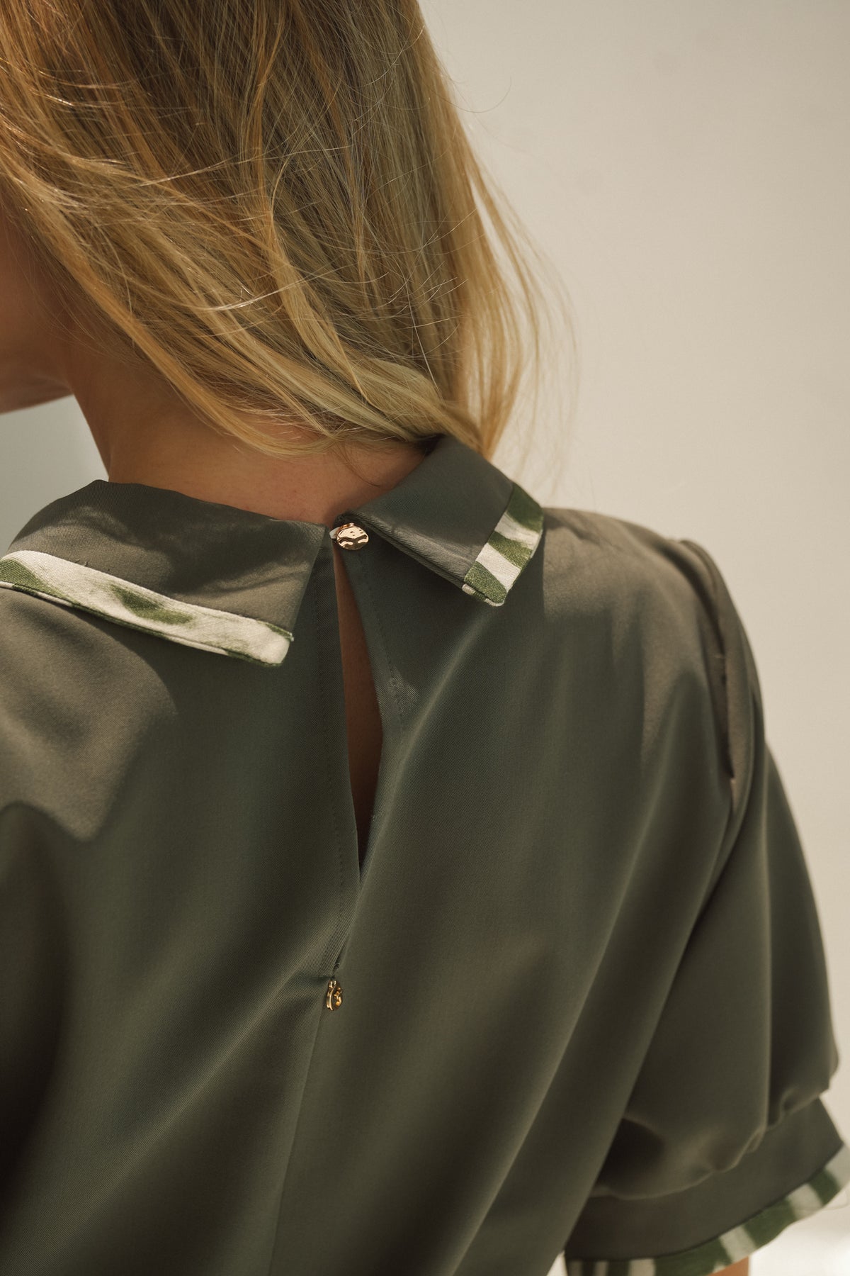 Vestido Curto com Gola e Cinto