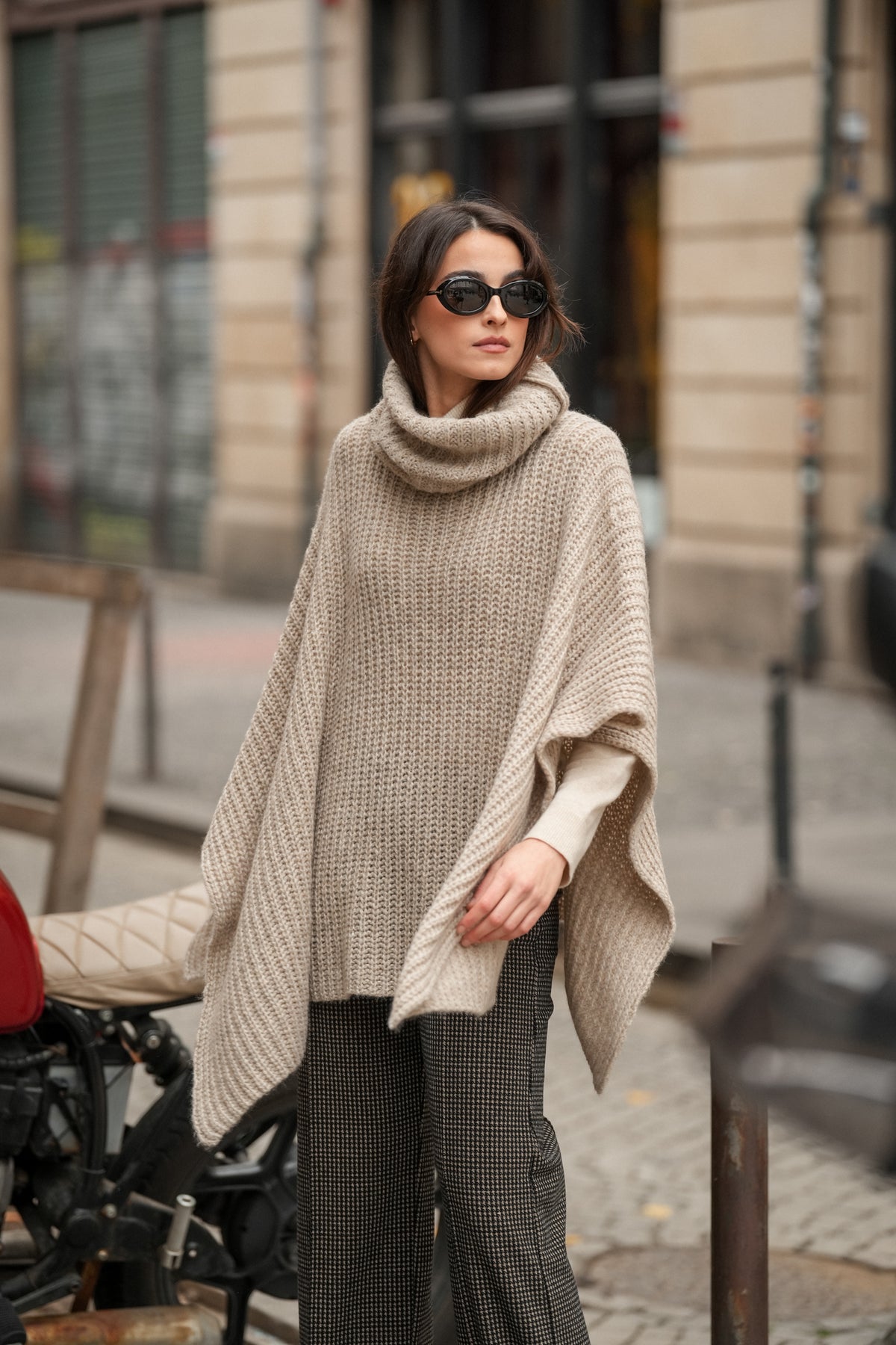 Poncho em Malha com Gola Alta