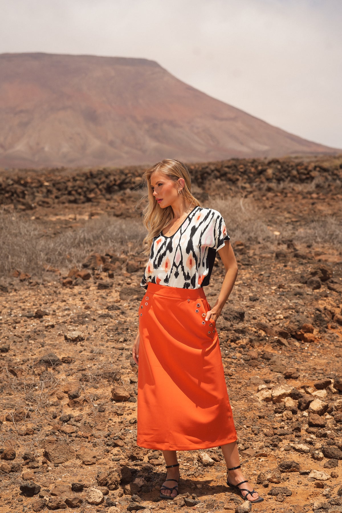 Saia Midi Estruturada com Ilhós