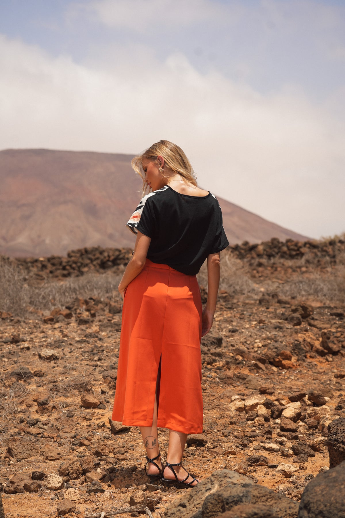 Saia Midi Estruturada com Ilhós