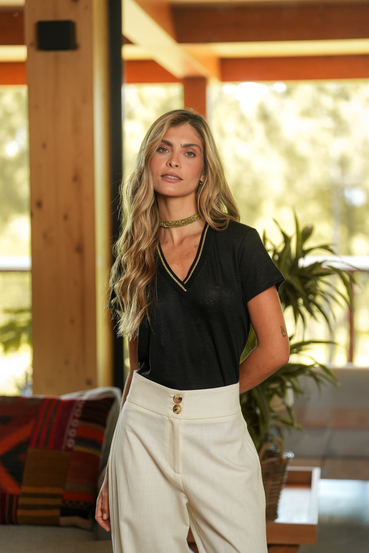 T-shirt Linho Decote em V | GUIMANOS – vista 6