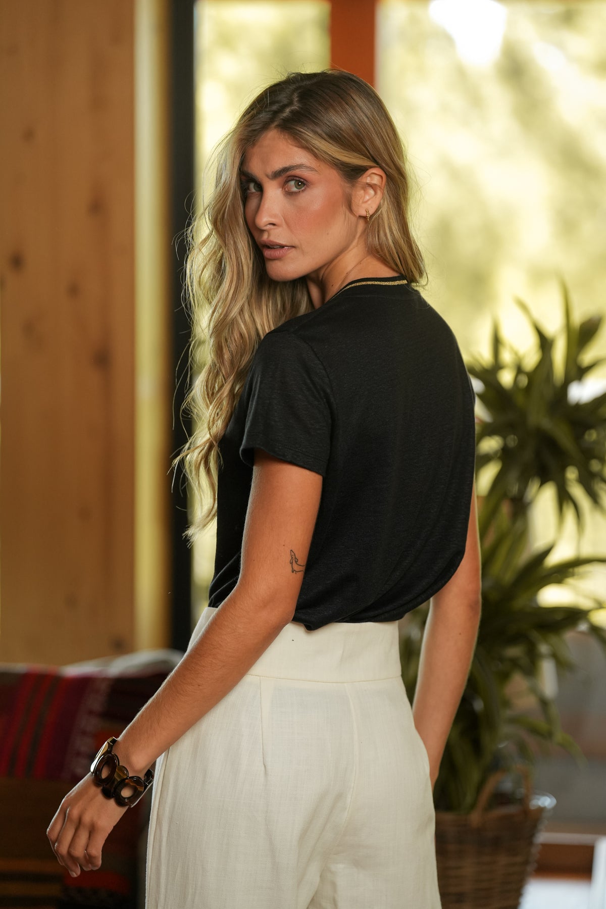 T-shirt Linho Decote em V | GUIMANOS – vista 7