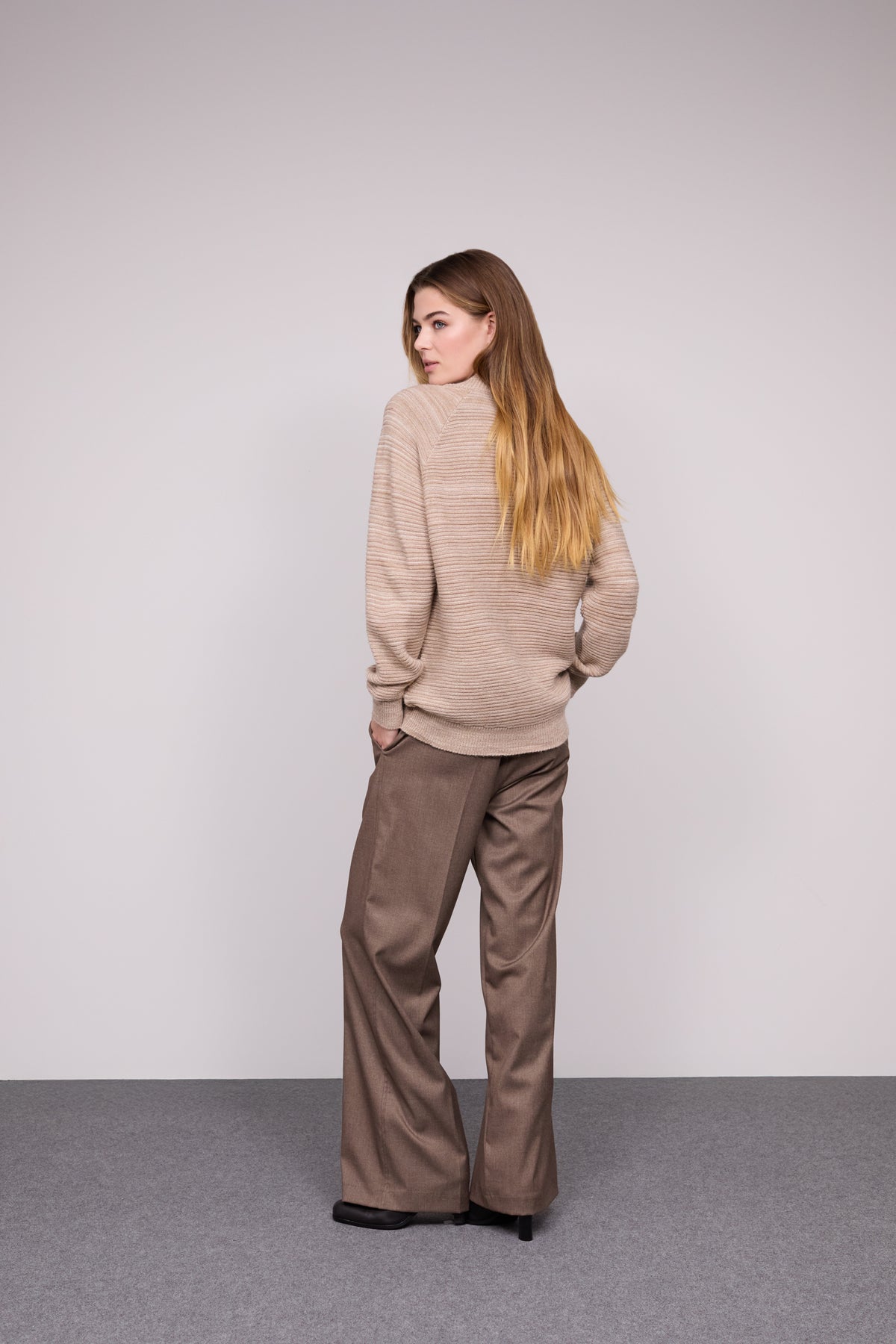 Camisola Decote V Vanizada — Camel