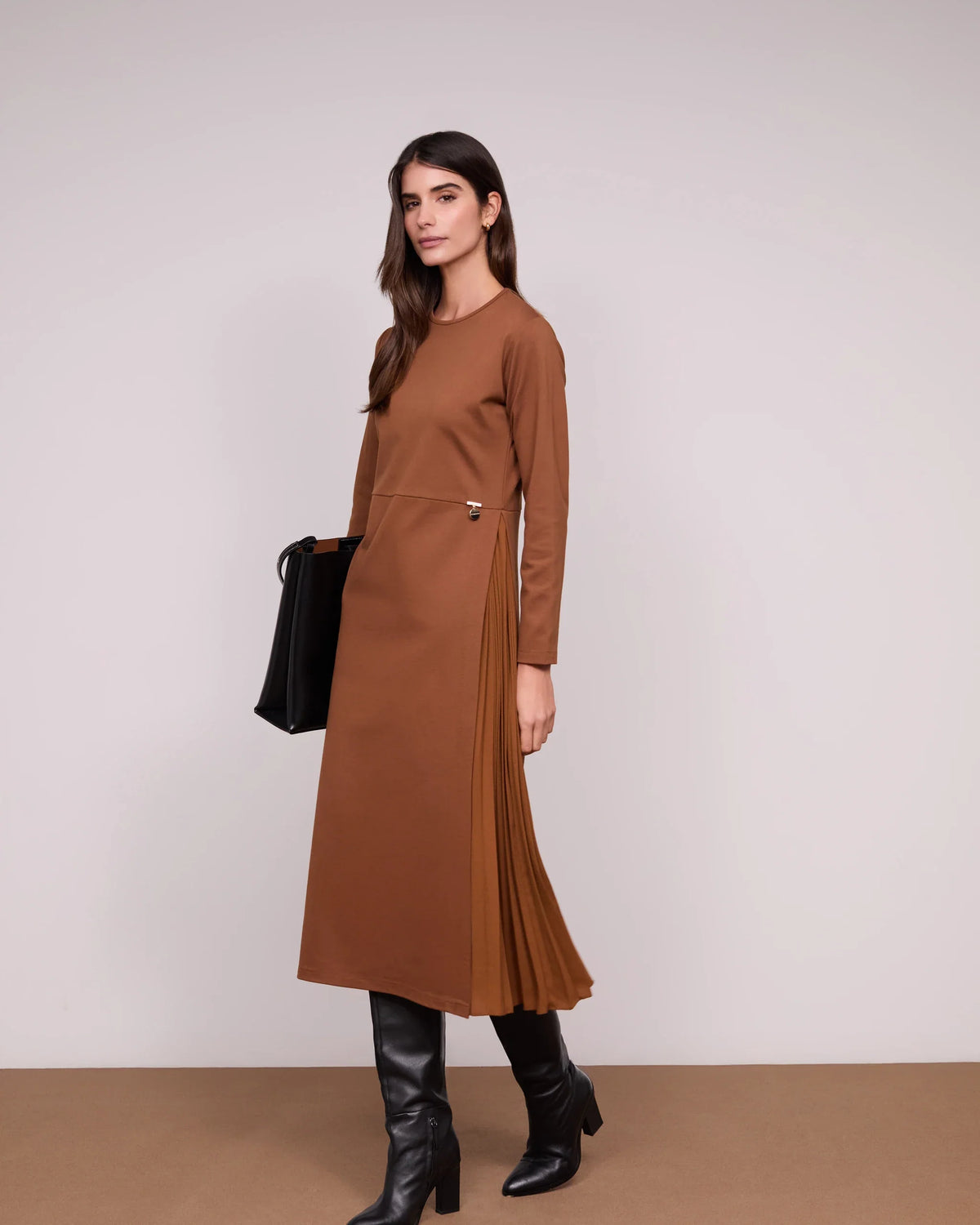 Vestido com Plissado Lateral